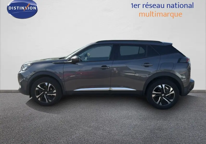 Peugeot 2008 gris platinium vue de profil côté gauche, avec jantes bi-ton et toit noir contrasté.