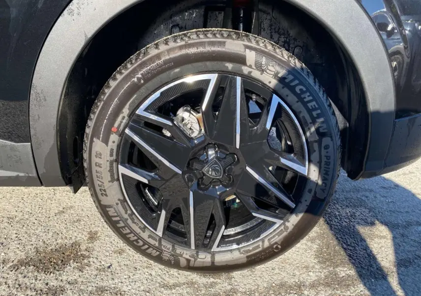 Gros plan sur la roue avant droite noire métallisée du Peugeot 3008 2025 avec jante alliage et pneu Michelin.