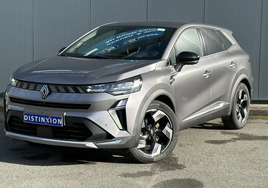 Vue 3/4 avant droite du Renault SYMBIOZ gris Cassiopée avec jantes 18 pouces et calandre moderne distincte.