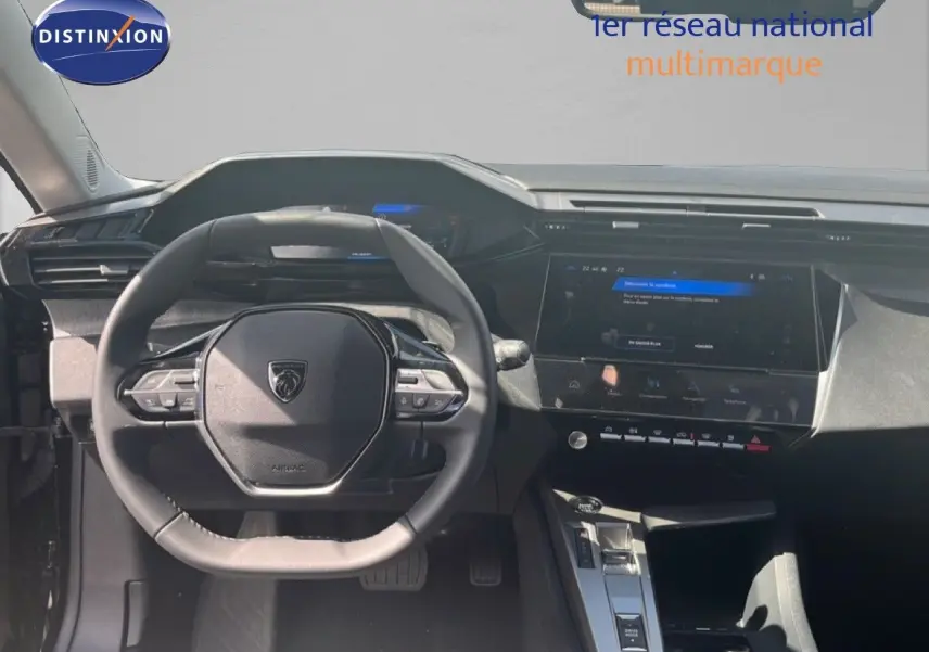 Vue intérieure centrée sur le volant Peugeot 308 noir métal, tableau de bord digital et écran tactile moderne.