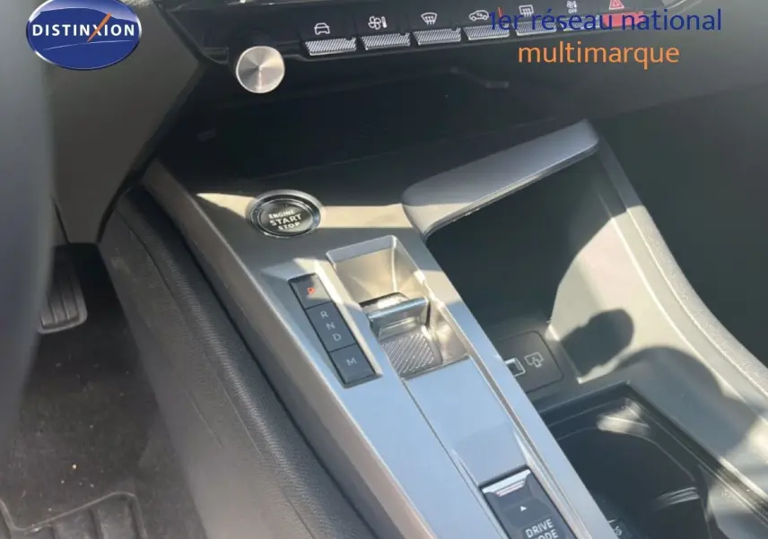 Gros plan sur la console centrale de la Peugeot 308 noir métal 2025, avec bouton start/stop et sélecteur de boîte auto.