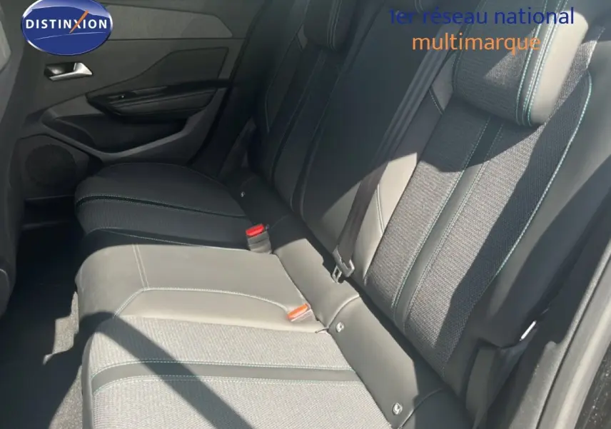 Vue intérieure côté droit des sièges arrière en tissu et cuir gris noir de la Peugeot 308 Hybrid 2025 noir métal.