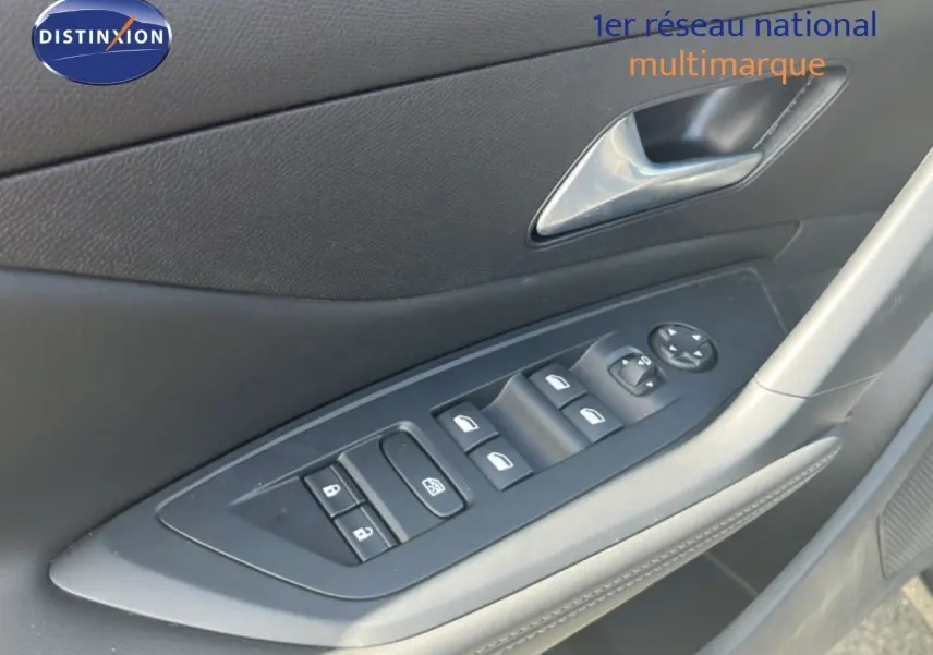 Détail de la commande des vitres et rétroviseurs côté conducteur de la Peugeot 308 Hybrid 2025 noir métal.