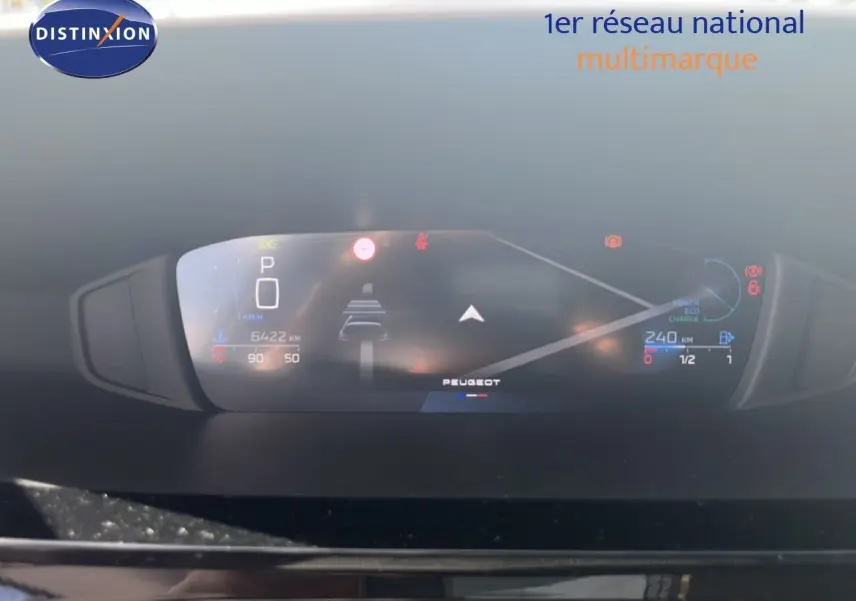Tableau de bord numérique de Peugeot 308 Hybrid 145ch, affichage clair avec indicateurs de vitesse et autonomie.