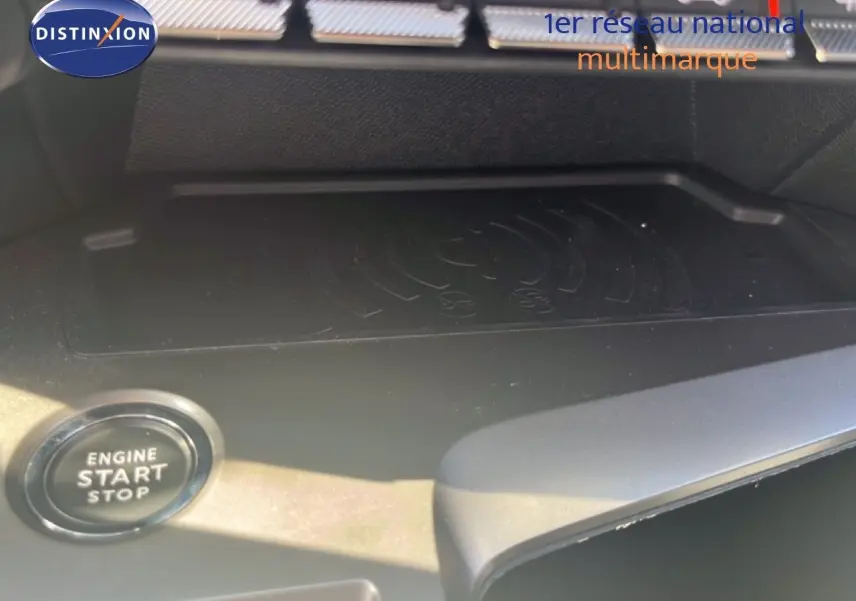 Gros plan sur le bouton start/stop et le chargeur sans fil dans l'habitacle de la Peugeot 308 noir métal.