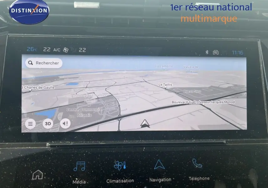 Écran tactile central affichant la navigation GPS dans une Peugeot 308 Hybrid noire, vue intérieure frontale.
