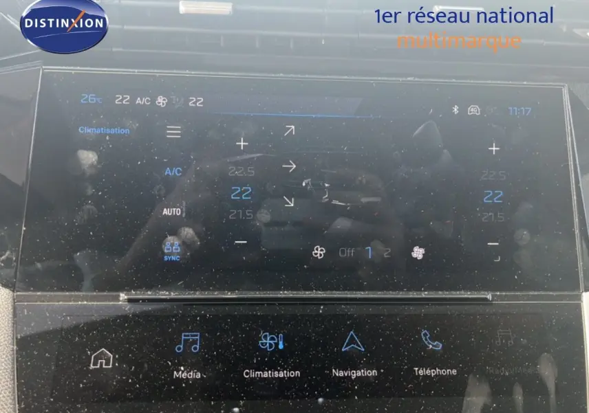Écran tactile intérieur de la Peugeot 308 Hybrid 2025 montrant les réglages de climatisation en mode double zone.