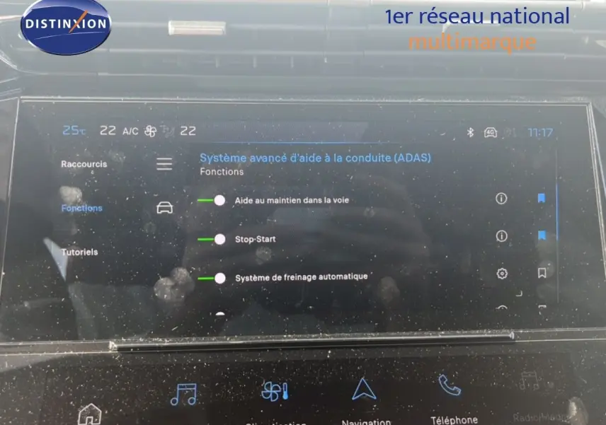 Écran tactile intérieur de la Peugeot 308 noir métal 2025 montrant les aides à la conduite avancées.