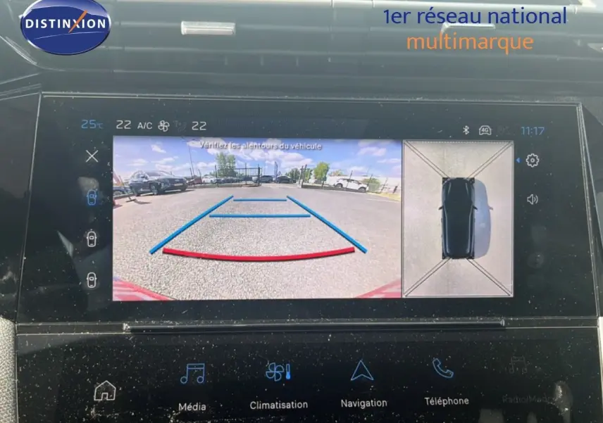 Écran multimédia de la Peugeot 308 Hybrid noir métal montrant la caméra de recul et vue 360° du véhicule.