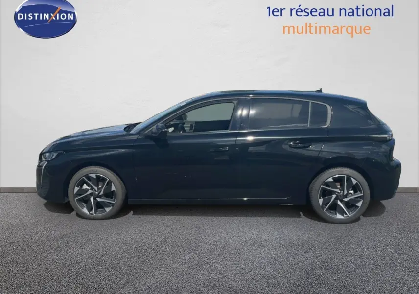 Vue de profil côté gauche d'une Peugeot 308 Hybrid 145ch Allure noir métal avec jantes alliage bi-ton.