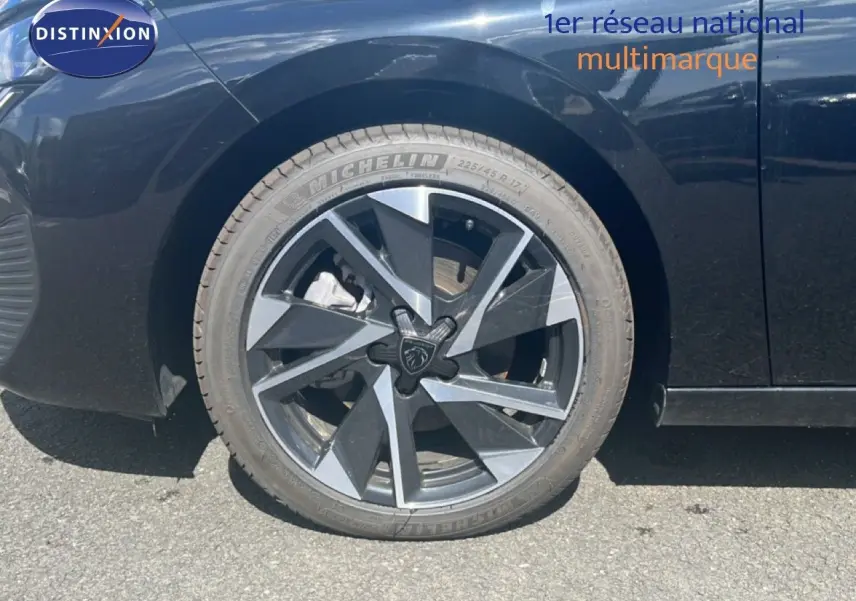 Gros plan sur la roue avant gauche de la Peugeot 308 noir métal 2025 avec jante alliage au design moderne.