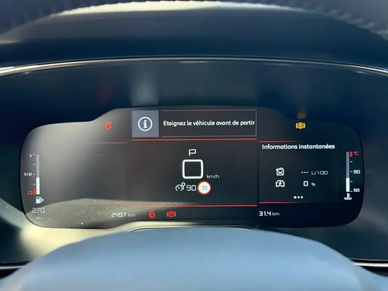 Vue rapprochée du tableau de bord numérique du Citroën C5 Aircross 2025, affichage en mode parking avec alertes visibles.