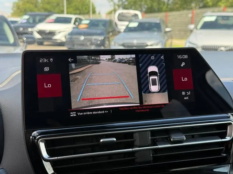 Écran tactile intérieur du Citroën C5 Aircross blanc Okénite montrant la caméra de recul et l'aide au stationnement.