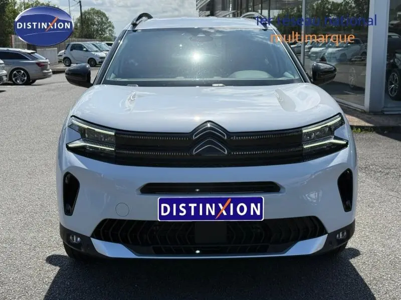 Vue frontale d'un Citroën C5 Aircross blanc Okénite avec calandre noire et phares LED distinctifs.