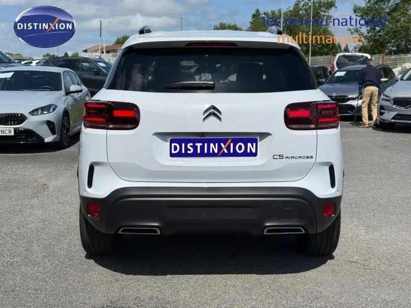 Vue arrière d'un Citroën C5 Aircross blanc Okénite avec feux arrière LED et double sortie d'échappement intégrée.