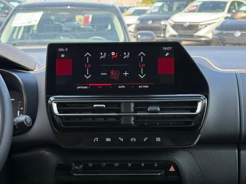 Vue rapprochée du tableau de bord du Citroën C5 Aircross 2025, écran tactile affichant la climatisation, intérieur noir.