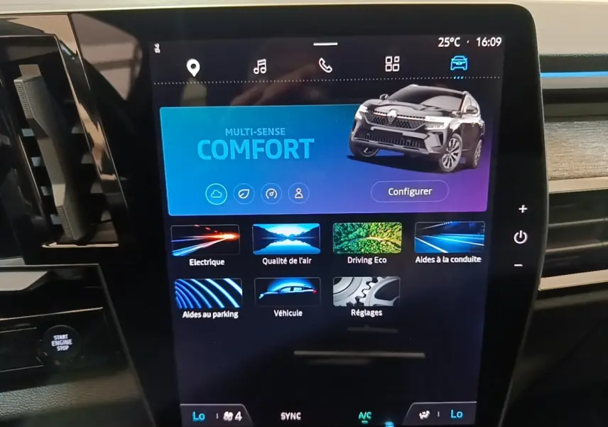 Écran tactile central du Renault Austral blanc 2023 affichant le mode de conduite Comfort en interface moderne.
