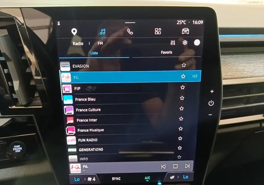 Écran tactile central de la Renault Austral blanc, affichant la liste des stations radio avec commandes visibles.