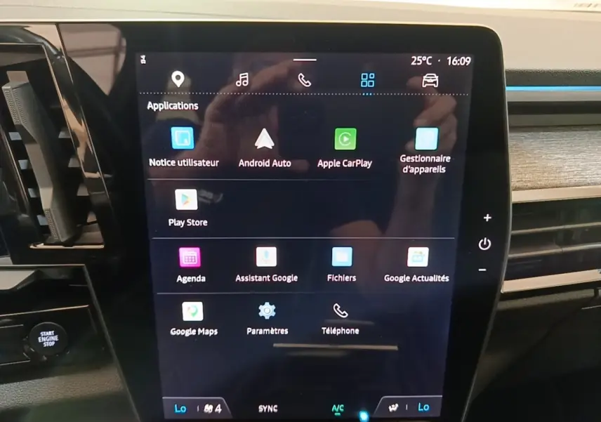 Écran tactile central de 12 pouces du Renault Austral blanc 2023, affichant les applications connectées Android Auto et Apple CarPlay.