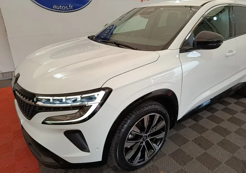 Renault Austral blanc vue 3/4 avant droit, avec phares LED et jantes alliage noires brillantes.