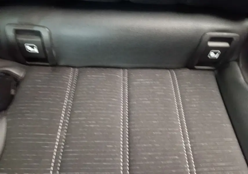Gros plan sur la banquette arrière noire avec coutures contrastantes du Renault Austral Techno E-Tech Hybride 2023.