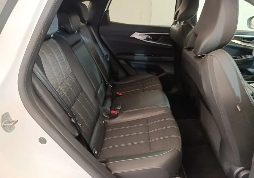 Vue intérieure côté gauche montrant la banquette arrière noire du Renault Austral blanc 2023, finition TECHNO E-TECH HYBRIDE.