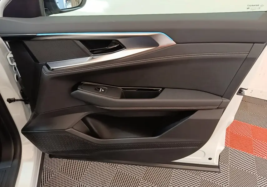 Vue intérieure côté gauche de la porte avant blanche du Renault Austral 2023 avec garniture noire et surpiqûres blanches.