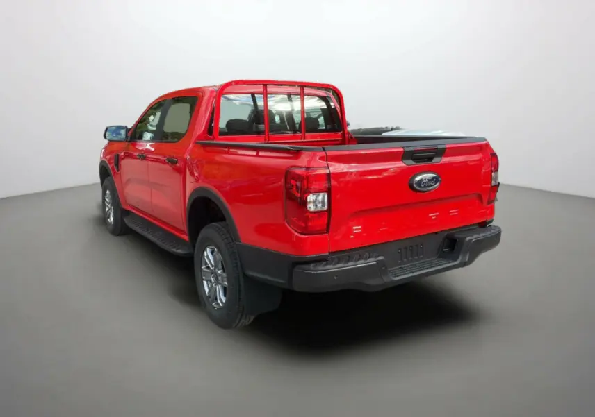 Ford Ranger 2025 rouge racing vu en 3/4 arrière droit avec benne et barre de protection rouge