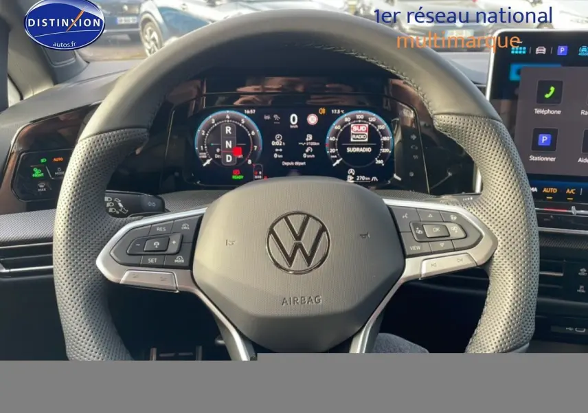 Vue rapprochée du volant cuir multifonction et du tableau de bord numérique de la Volkswagen Golf gris 2026.