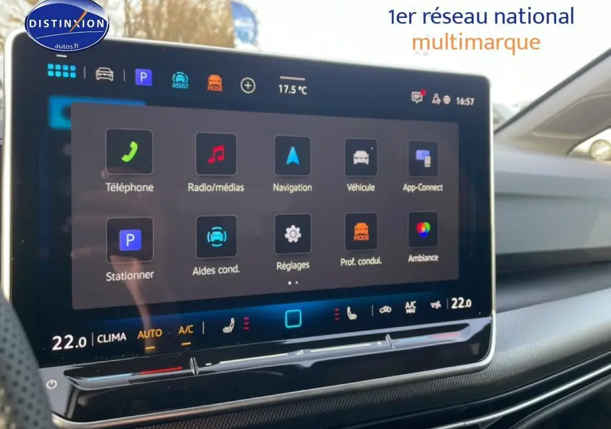 Écran tactile central de la Volkswagen Golf gris 2026, affichant les menus multimédia et navigation, intérieur moderne.