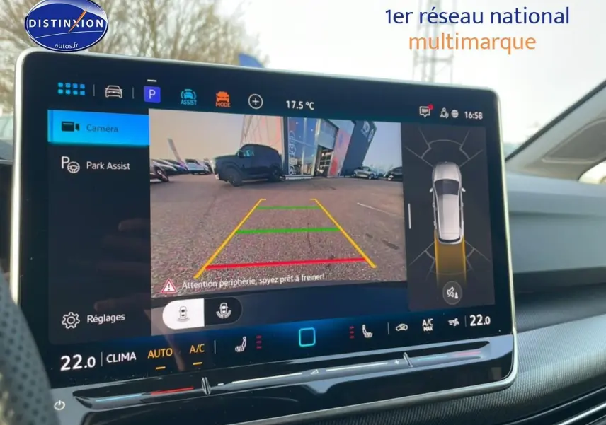 Vue de l'écran multimédia affichant la caméra de recul et l'aide au stationnement de la Volkswagen Golf gris 3/4 arrière.