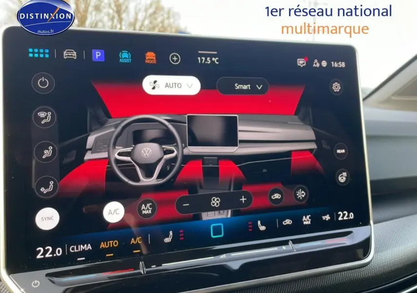 Écran tactile intérieur de la Volkswagen Golf 2026 affichant la commande de climatisation et tableau de bord moderne.