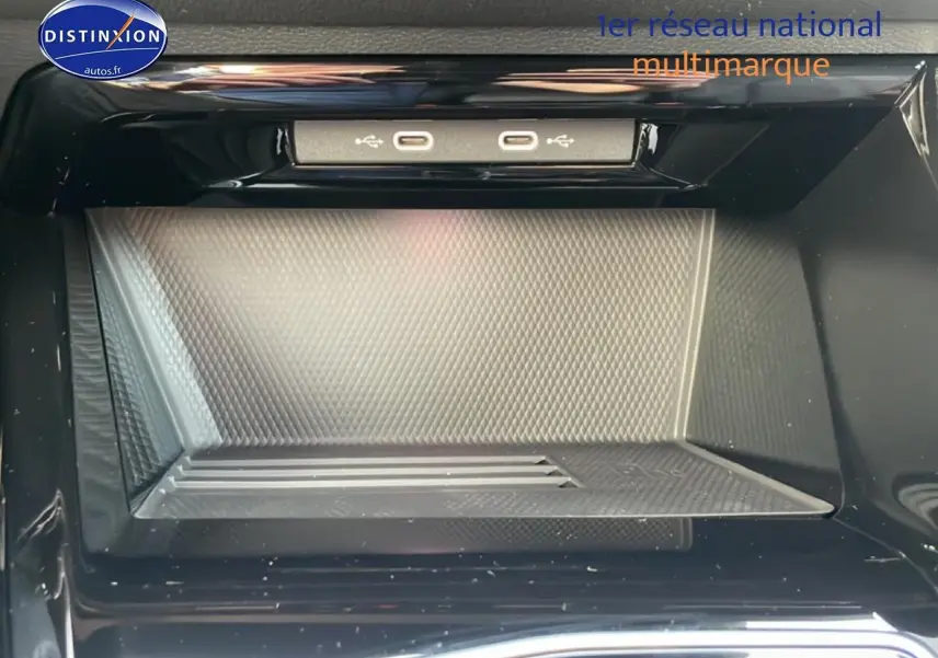 Gros plan sur la console centrale noire avec deux ports USB-C visibles dans une Volkswagen Golf gris 2026.