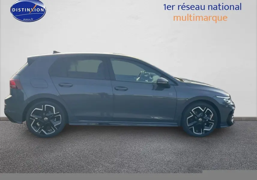 Vue latérale droite d'une Volkswagen Golf gris métallisé avec jantes alu noires et détails R-Line visibles.