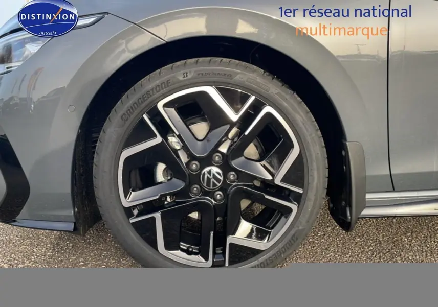 Gros plan sur la roue avant droite noire et argentée de la Volkswagen Golf gris métallisé 2026 finition R-Line.