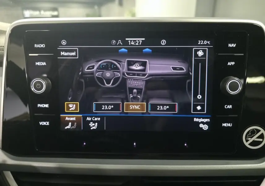 Écran tactile central du Volkswagen T-Roc 2025 affichant les réglages climatisation et fonctions multimédia.