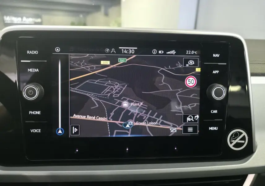 Écran tactile central du Volkswagen T-Roc 2025 affichant la navigation avec carte et commandes autour.