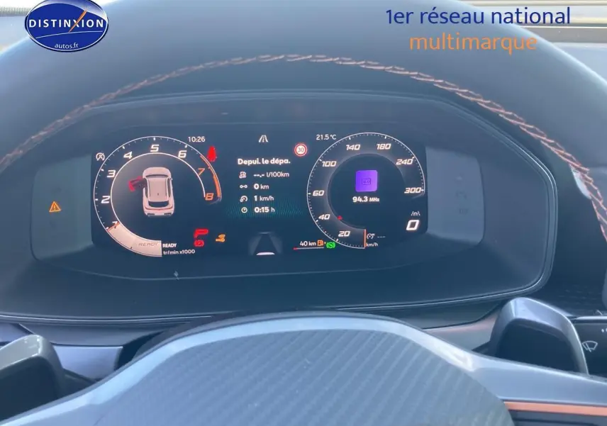 Tableau de bord numérique du CUPRA Formentor 1.5 etsi hybrid 2025 vu de face avec affichage multifonction coloré