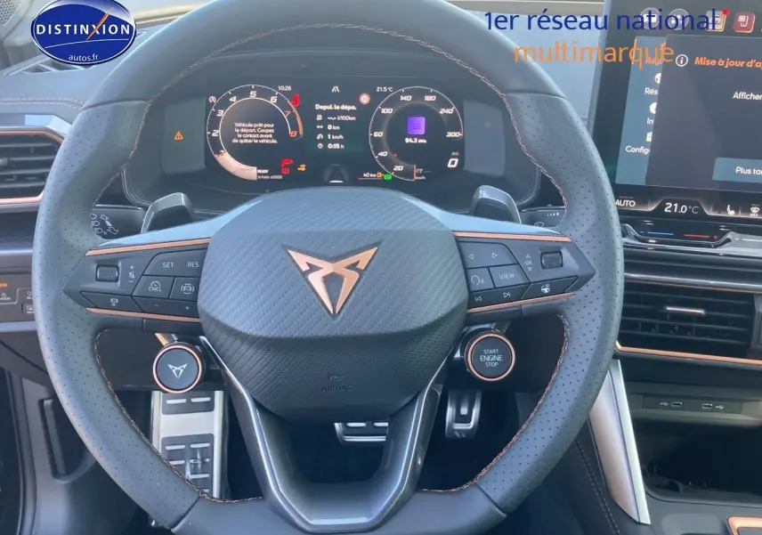 Vue rapprochée du volant cuir perforé noir avec logo CUPRA cuivre et tableau de bord numérique du Formentor 2025.