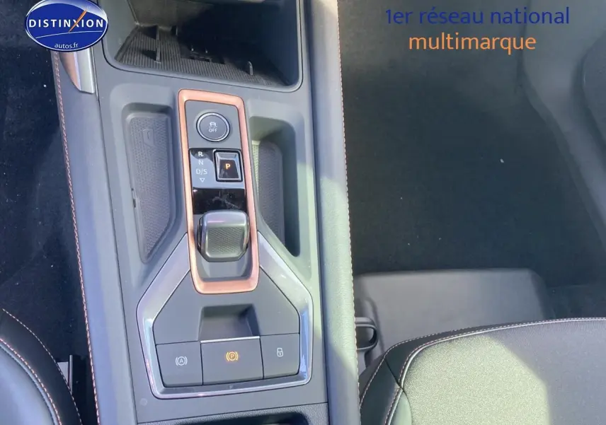 Vue rapprochée de la console centrale du CUPRA Formentor noir midnight, mettant en valeur la commande de boîte automatique et les boutons de fonction.