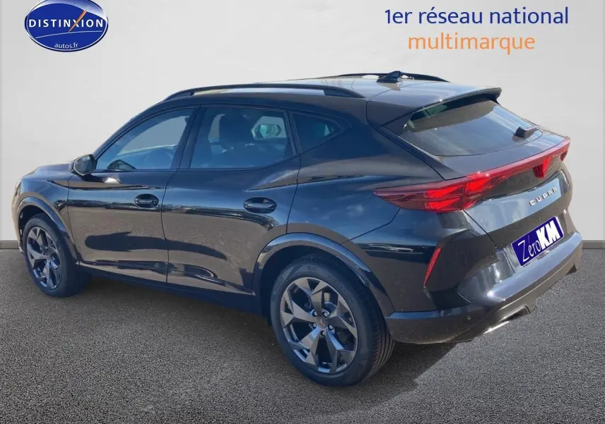 Vue 3/4 arrière droite du SUV CUPRA Formentor noir midnight avec jantes alu et feux arrière LED étirés.