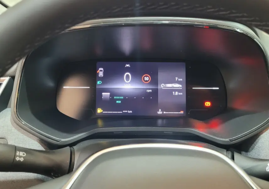 Combiné d'instruments numérique de la Renault Clio 2025 affichant la vitesse, l'autonomie et alertes au tableau de bord.