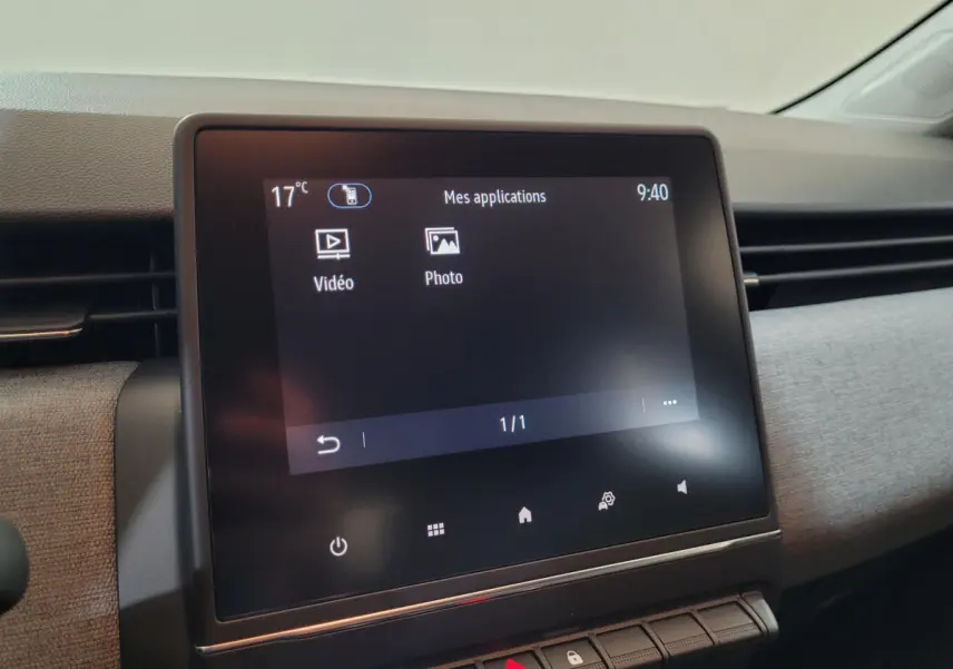 Écran tactile central de 17,8 cm affichant les applications vidéo et photo dans l'habitacle d'une Renault Clio bleue.