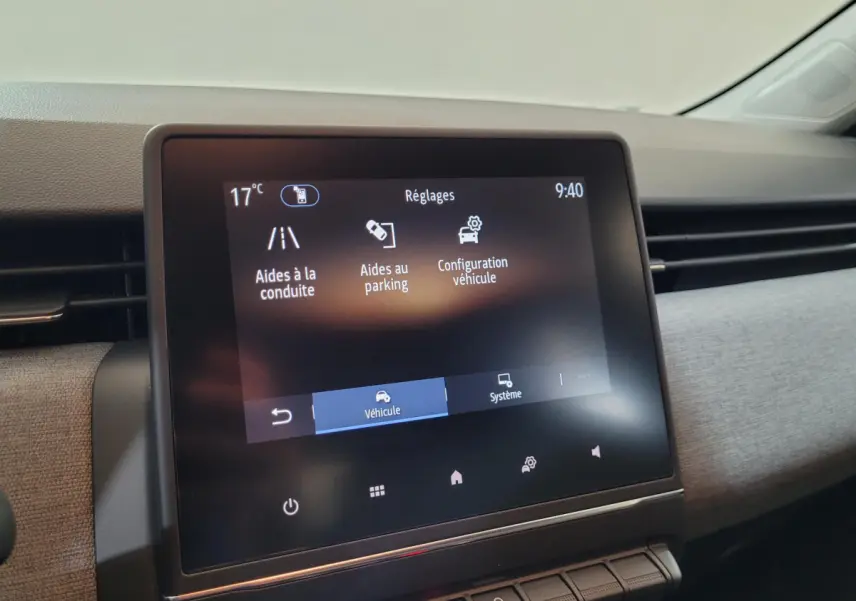 Écran tactile central affichant les réglages d’aide à la conduite dans l’habitacle d’une Renault Clio bleu 2025.
