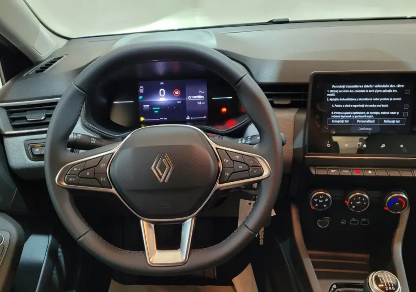 Vue intérieure centrée sur le volant cuir de la Renault Clio bleu 2025 avec tableau de bord numérique et écran tactile.