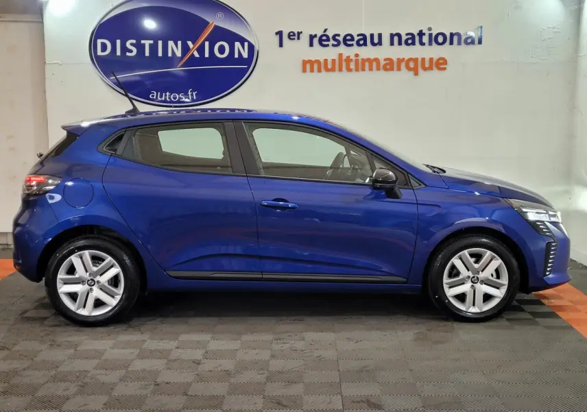 Profil droit d'une Renault Clio Evolution Blue dCi 100 2025 en bleu, avec feux LED et jantes alliage visibles.