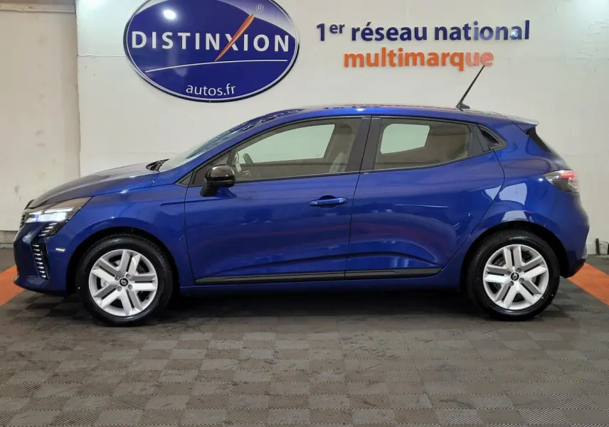 Profil côté gauche d'une Renault Clio bleu 2025 Evolution Blue dCi 100 avec jantes alliage et feux LED visibles.