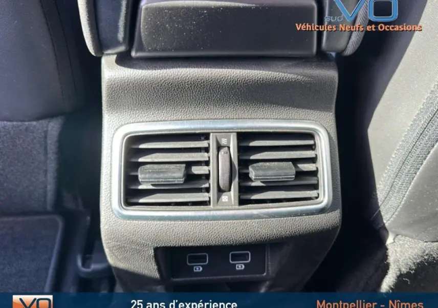 Bouches d'aération arrière et prises USB de la Renault Mégane IV Berline gris clair, vue intérieure rapprochée.