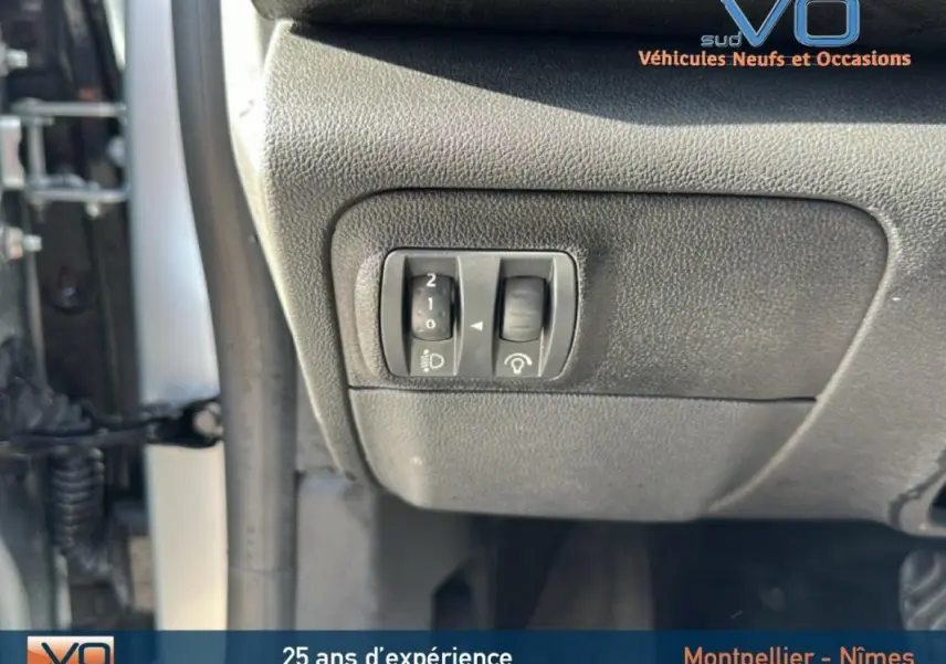 Gros plan sur les commandes d'éclairage et de tableau de bord côté gauche d'une Renault Mégane IV gris clair de 2022.