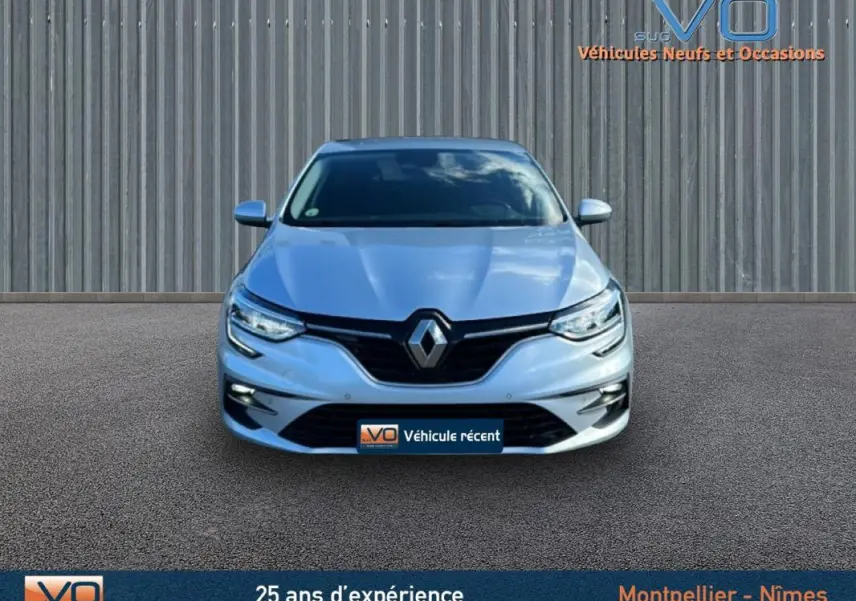 Vue frontale d'une Renault Mégane IV Berline gris clair 2022 avec phares LED et calandre noire brillante.